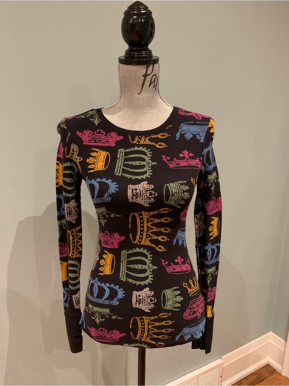 Arizona Jean Company Black Long-Sleeve Top with Multicolor Crown Print